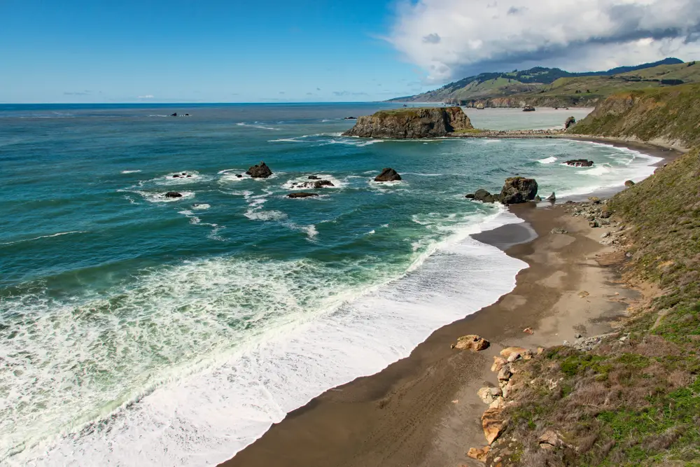 Παραλία Goat Rock στο κρατικό πάρκο Sonoma Coast στη Βόρεια Καλιφόρνια, μια από τις καλύτερες παραλίες στην πολιτεία της Καλιφόρνια, που παρουσιάζεται με τα κύματα να σκάνε μια ωραία μέρα