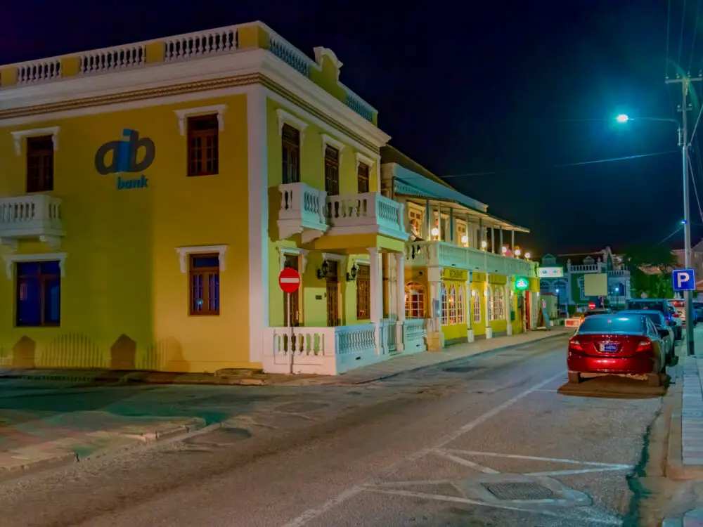 Dark street at night to help answer the question is Aruba safe
