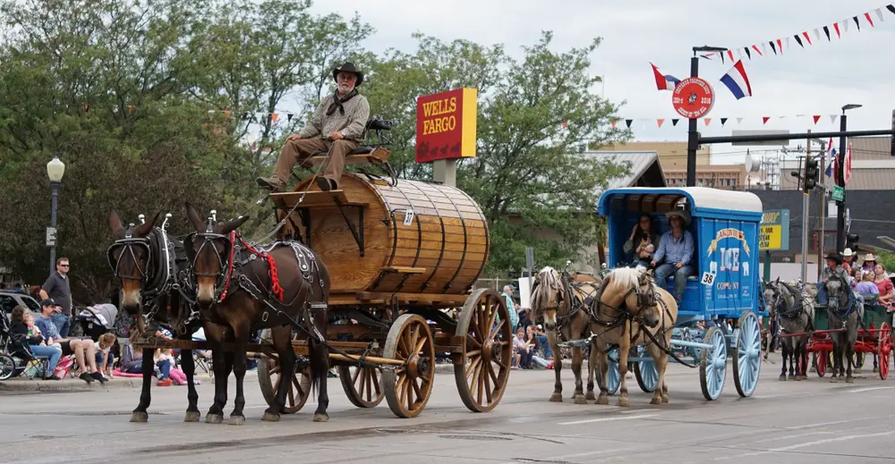 Πολλά καλυμμένα βαγόνια απεικονίζονται να κατεβαίνουν στο δρόμο στο Cheyenne