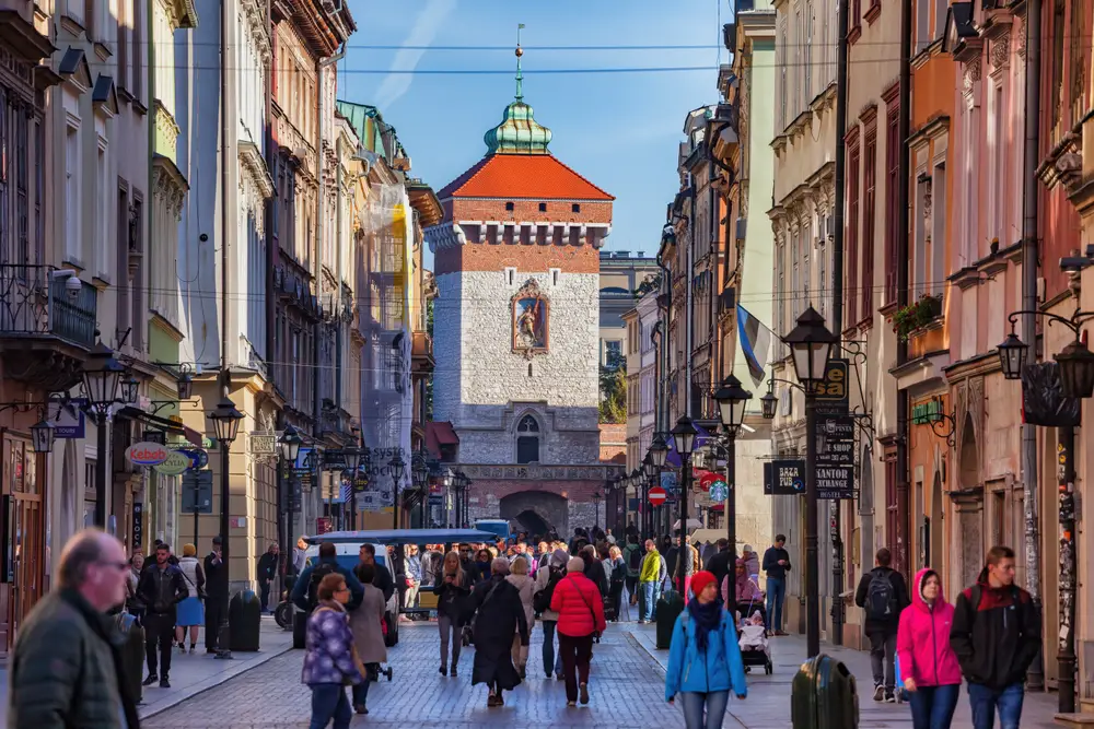 Άνθρωποι που συλλογίζονται σε μια πολυσύχναστη πλατεία της πόλης στην Κρακοβία για να απαντήσουν στο Είναι ασφαλές να επισκεφθείτε την Πολωνία