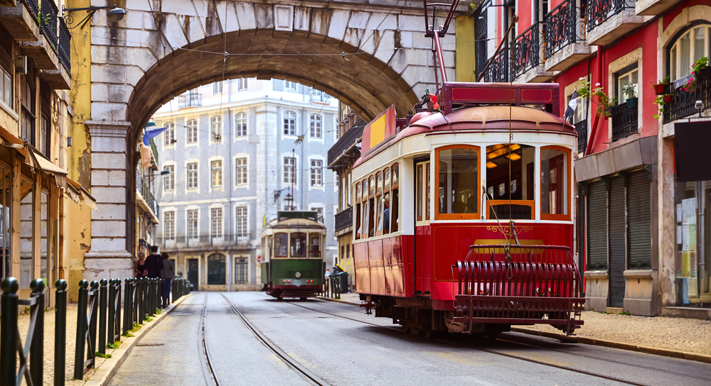Vintage τραμ σε μια από τις καλύτερες περιοχές για διαμονή της Λισαβόνας, την Alfama, με τα ιστορικά παλιά κτίρια
