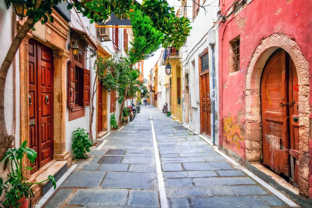 Γοητευτικοί και άδειοι δρόμοι στο Ρέθυμνο που απεικονίζονται την καλύτερη περίοδο για να επισκεφθείτε την Κρήτη στην Ελλάδα χωρίς κανέναν έξω στην πόλη