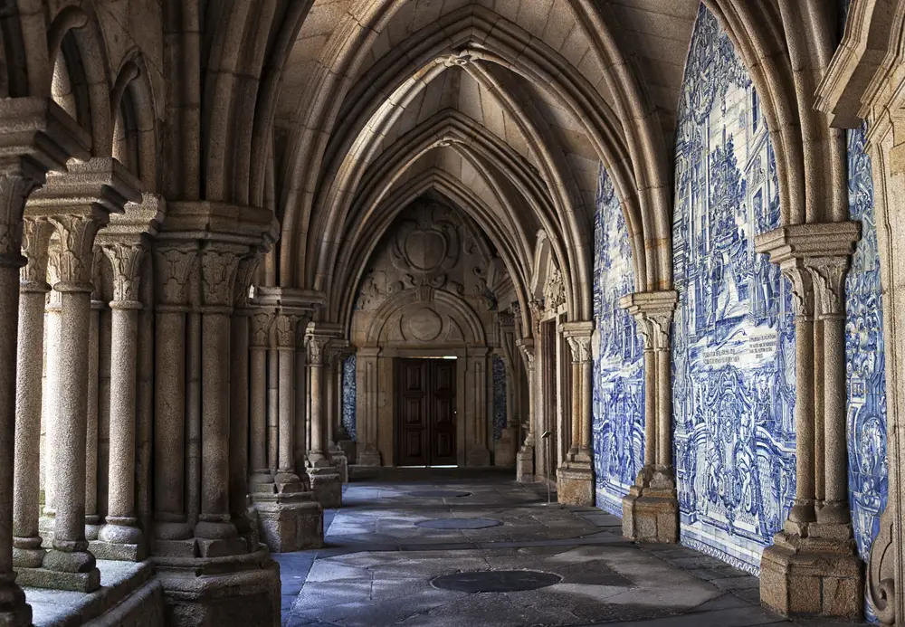 Καταπληκτικές αρχιτεκτονικές καμάρες στο ιστορικό κέντρο της πόλης με μπλε και λευκά πλακάκια azulejo που επενδύουν τους τοίχους για να υποδείξουν γιατί πρέπει να επισκεφτείτε το Πόρτο της Πορτογαλίας