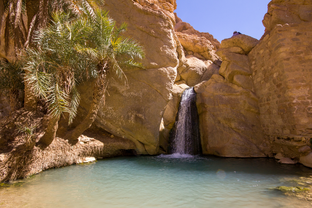 Καταρράκτης σε μια όαση της ερήμου στη Σαχάρα για να δείξει τον λιγότερο πολυάσχολο χρόνο για να επισκεφθείτε την Τυνησία