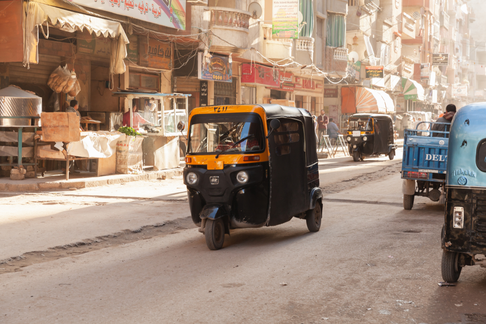 Το Rickshaw στους σκονισμένους δρόμους της Αλεξάνδρειας απεικονίζεται για έναν οδηγό για το μέσο κόστος ενός ταξιδιού στην Αίγυπτο