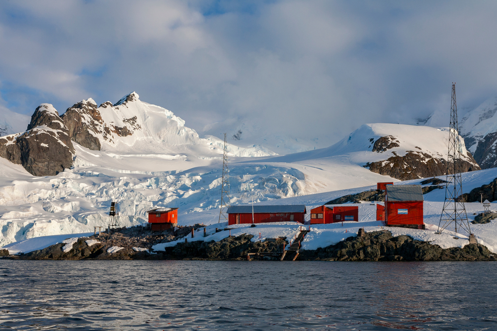 Μικρά κόκκινα κτίρια που κάθονται στους βράχους στην Ανταρκτική
