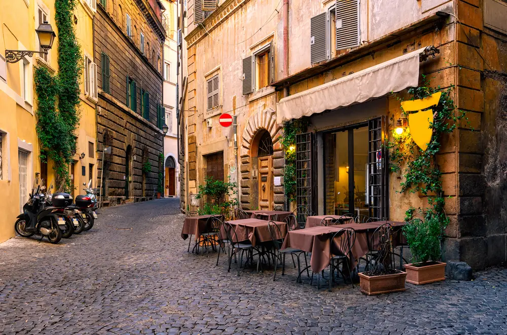 Άνετη θέα σε έναν παλιό δρόμο στη Ρώμη που απεικονίζεται για έναν οδηγό για το μέσο κόστος ταξιδιού στην Ιταλία