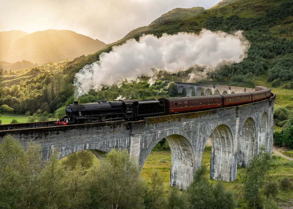 Ατμοκίνητο τρένο κάνει το δρόμο του πάνω από την οδογέφυρα Glenfinnan στα υψίπεδα της Σκωτίας