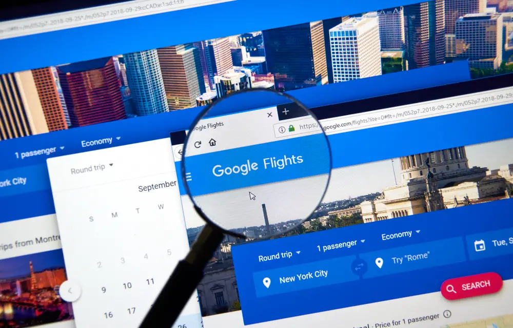 Ο μεγεθυντικός φακός τονίζει τις Πτήσεις Google στη σελίδα αναζήτησης με πολλά παράθυρα ανοιχτά που δείχνουν πώς να χρησιμοποιείτε τις Πτήσεις Google για έναν πλήρη οδηγό βήμα προς βήμα