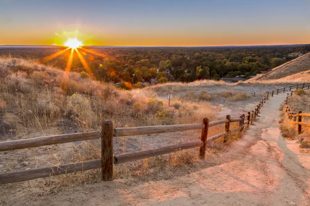 Gorgeous hiking path in Boise Idaho pictured for a guide to the best time to visit