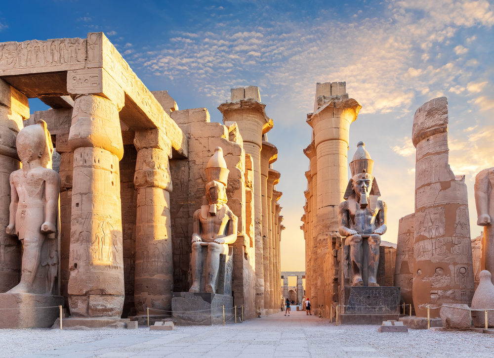 Η αυλή του ναού του Λούξορ απεικονίζεται μια ωραία μέρα για οδηγό για το συνολικό κόστος ενός ταξιδιού στην Αίγυπτο