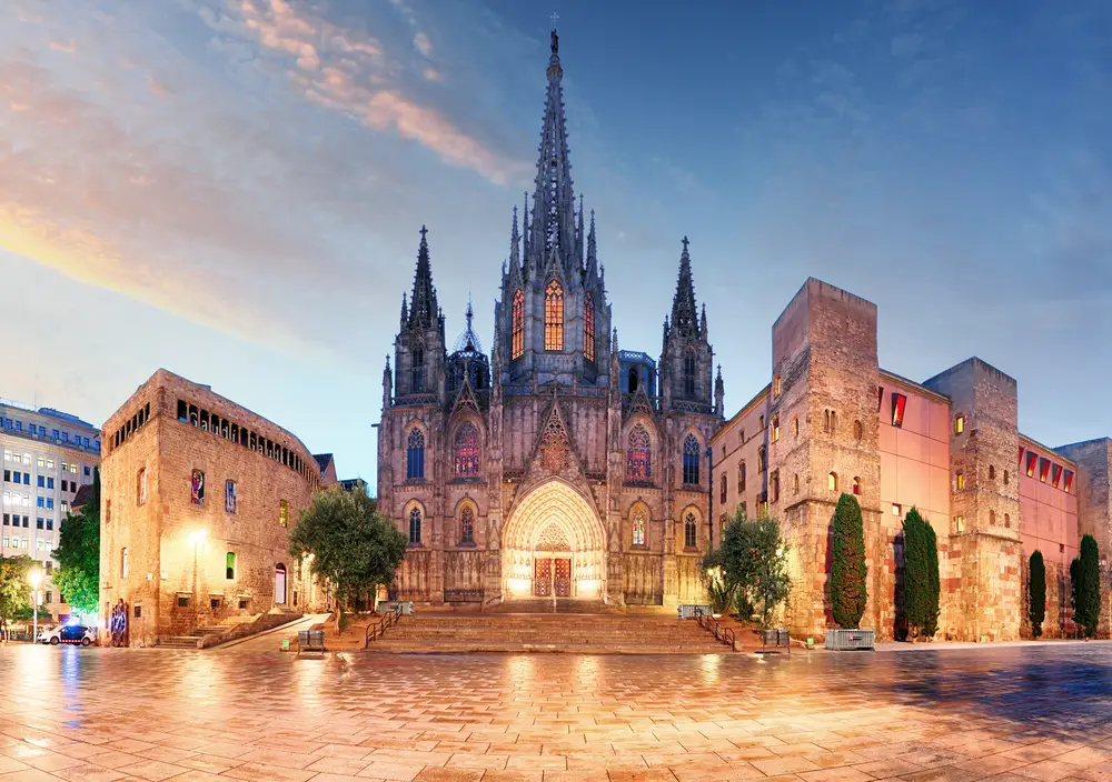 Γοτθικός καθεδρικός ναός στη Βαρκελώνη που απεικονίζεται τη νύχτα για έναν οδηγό για το μέσο κόστος ταξιδιού στην Ισπανία