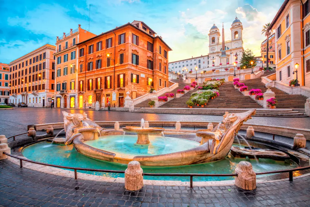 Φωτογραφία της Piazza di Spagna στη Ρώμη που απεικονίζεται μια καθαρή καλοκαιρινή μέρα χωρίς τουρίστες γύρω για έναν οδηγό για το μέσο κόστος ενός ταξιδιού στην Ιταλία