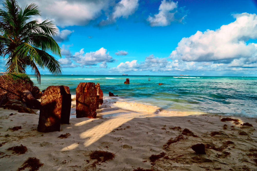 Σκιερή απογευματινή παραλία στο Saipan, στα νησιά της Βόρειας Μαριάνα ως μία από τις καλύτερες διακοπές all-inclusive χωρίς διαβατήριο, καθώς είναι επικράτεια των ΗΠΑ