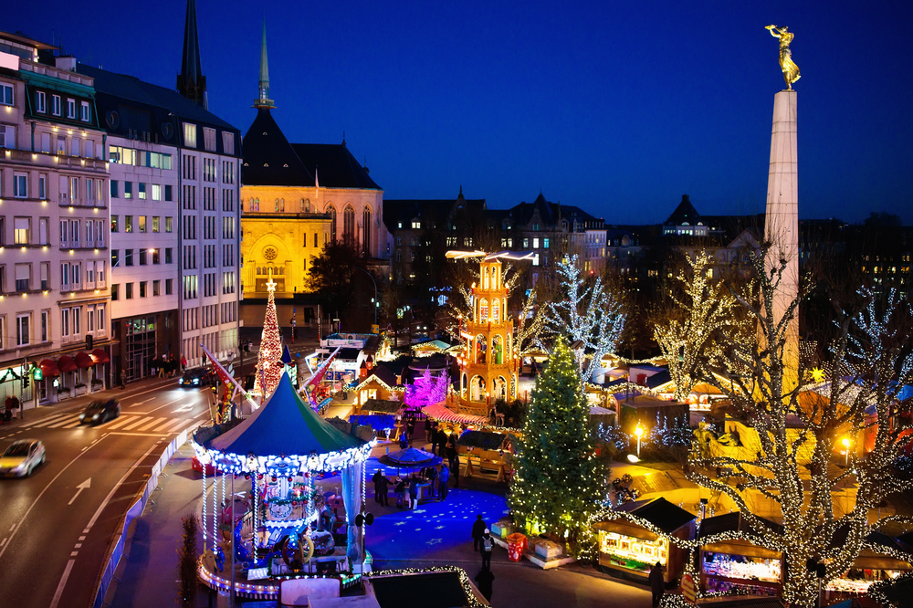 Χριστουγεννιάτικη έκθεση στο Λουξεμβούργο με φώτα σε όλα τα κτίρια και τα δέντρα και έναν σκοτεινό ουρανό πάνω από τη σκηνή για να απαντηθεί το ερώτημα αν το Λουξεμβούργο είναι ασφαλές