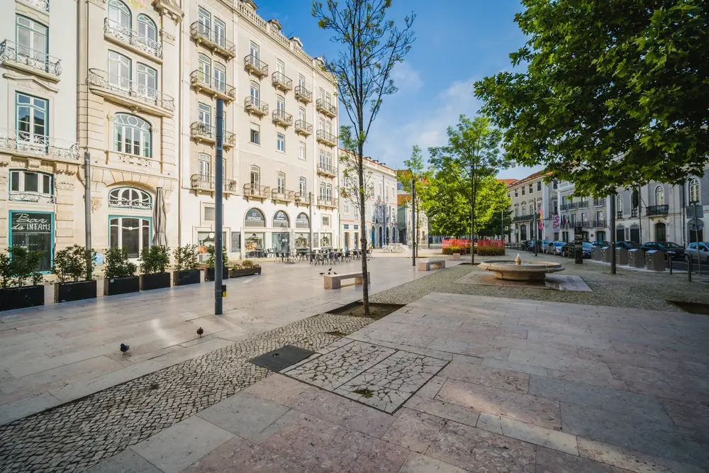 Φωτογραφία των άδειων δρόμων στην πλατεία Intendente που απεικονίζεται κατά τη διάρκεια του lockdown για έναν οδηγό με τίτλο Is Lisbon Safe to Visit