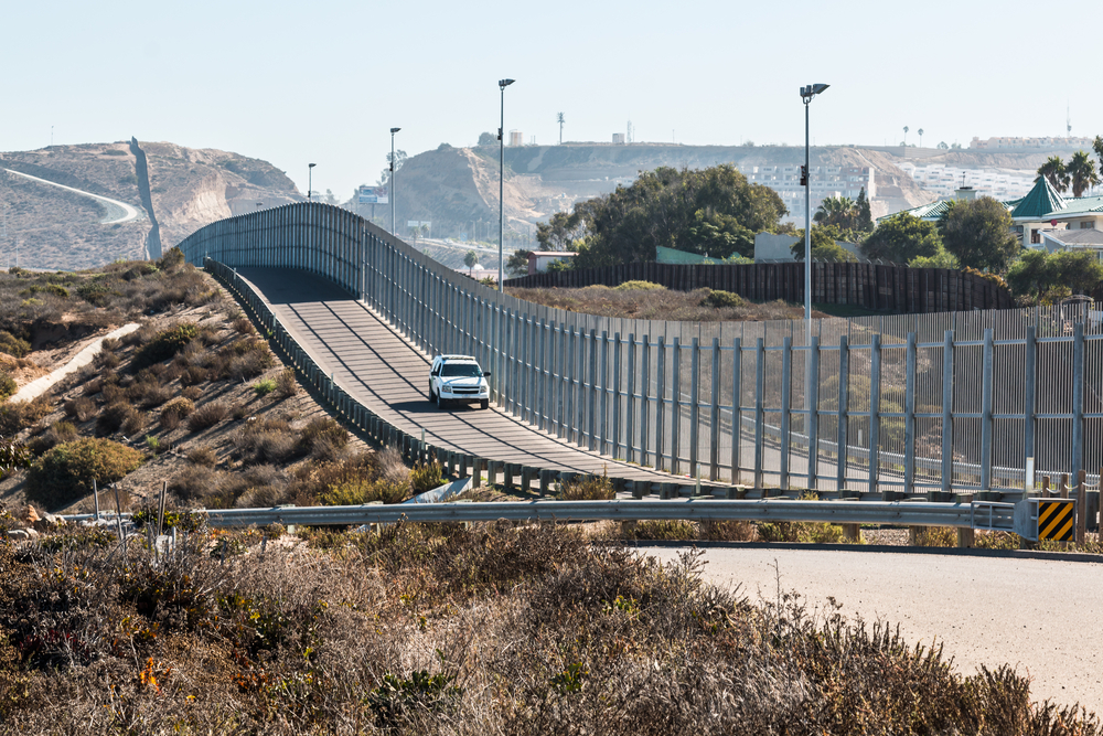 Όχημα συνοριακής περιπολίας κατεβαίνει τα σύνορα του Σαν Ντιέγκο και του Μεξικού