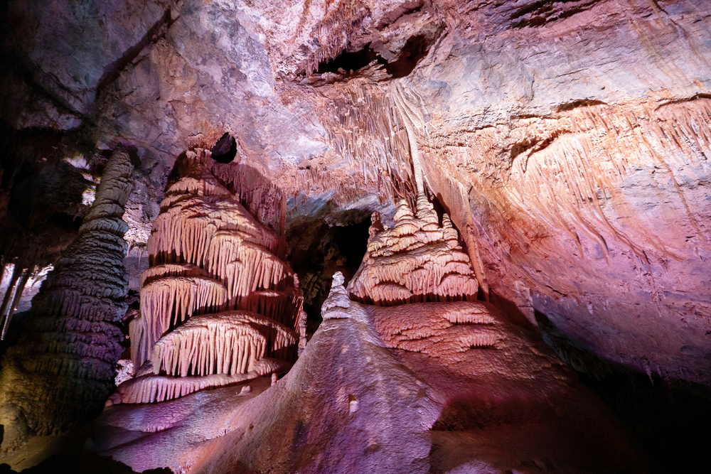 Μοναδικοί βραχώδεις σχηματισμοί σε μια σπηλιά.