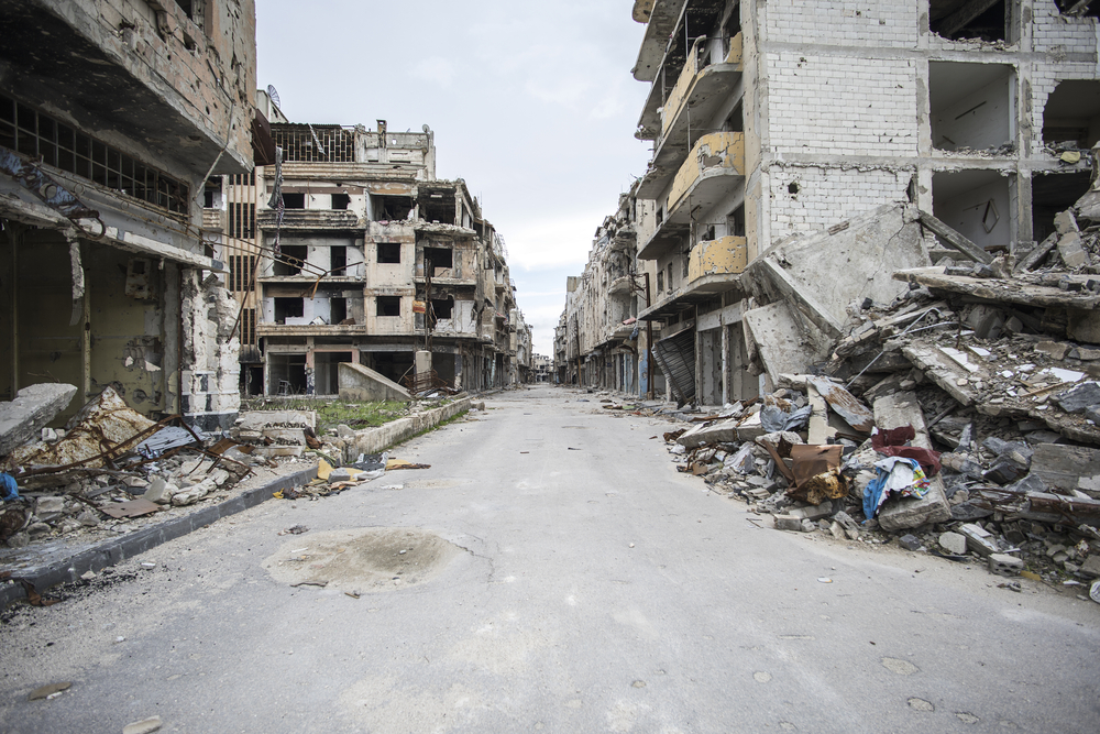 Η καταστροφή κτιρίων στη Χομς της Συρίας εμφανίζεται σε έναν άδειο δρόμο για να υποδείξει τις επισφαλείς περιοχές που πρέπει να αποφύγετε στη Συρία