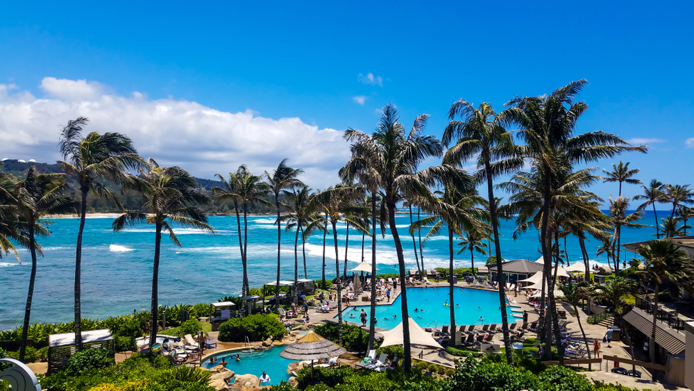 Άποψη του χώρου της πισίνας και της ιδιωτικής παραλίας στο Turtle Bay Resort στο Oahu της Χαβάης που είναι μία από τις καλύτερες διακοπές all-inclusive χωρίς διαβατήριο για πολίτες των ΗΠΑ