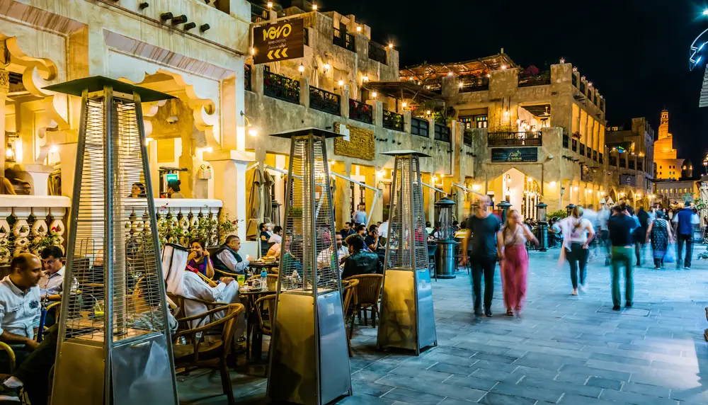 Ένα εστιατόριο στην άκρη του δρόμου το βράδυ όπου φαίνονται Άραβες να τρώνε.