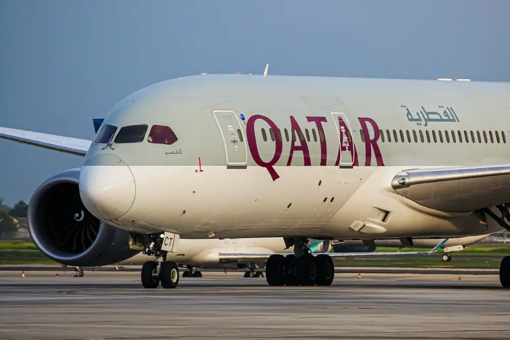 Ένα τεράστιο αεροπλάνο που έχει αραβικές γραφές και το όνομα QATAR.