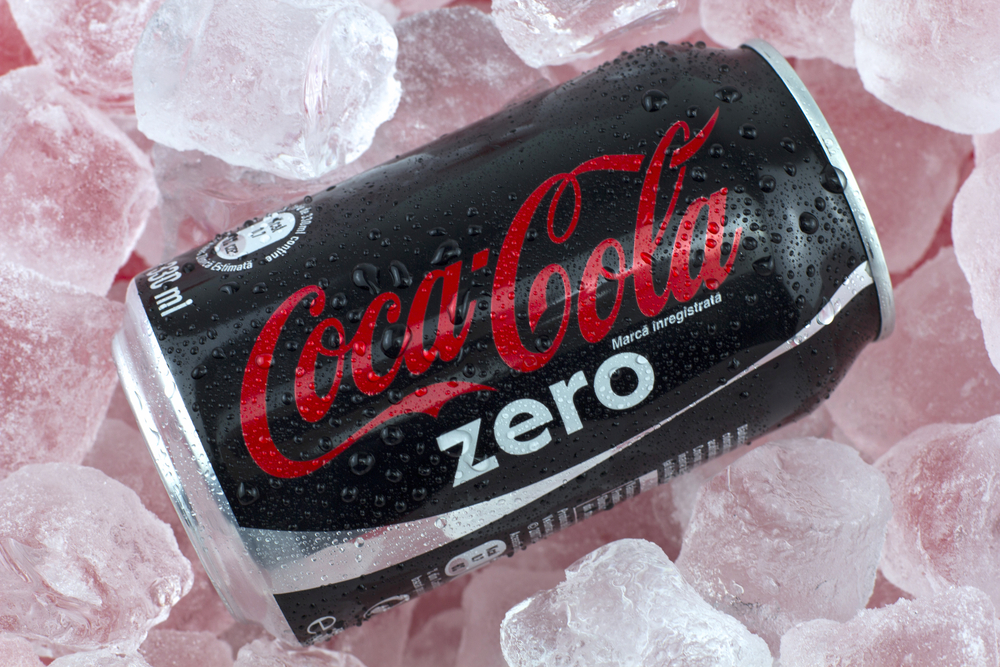 Ένα κουτάκι Coke Zero σε πάγο.