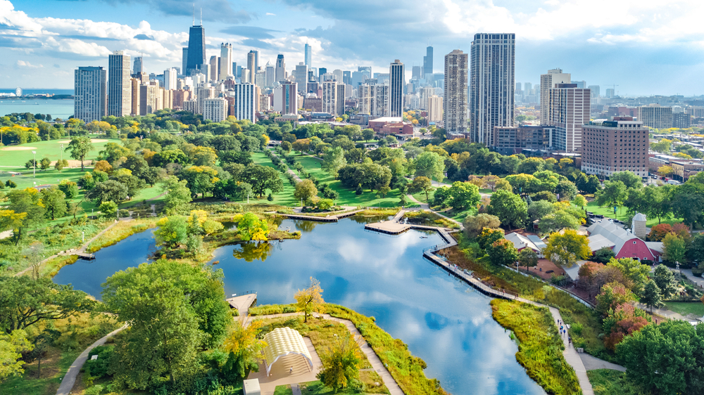 Όμορφη θέα στον ορίζοντα του Σικάγο από ένα drone με θέα στην πόλη και τη λίμνη Μίσιγκαν για μια λίστα που καλύπτει τα καλύτερα ταξίδια το Σαββατοκύριακο στις κεντρικές ΗΠΑ