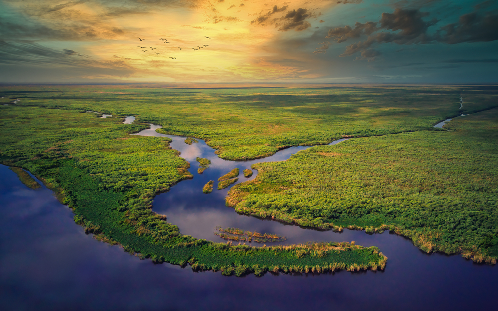 Αεροφωτογραφία του Florida Everglades στο ηλιοβασίλεμα με βάλτους και έλη για ένα τμήμα που εξηγεί πόσο διαρκεί μια πτήση στη Φλόριντα από την ανατολική ακτή