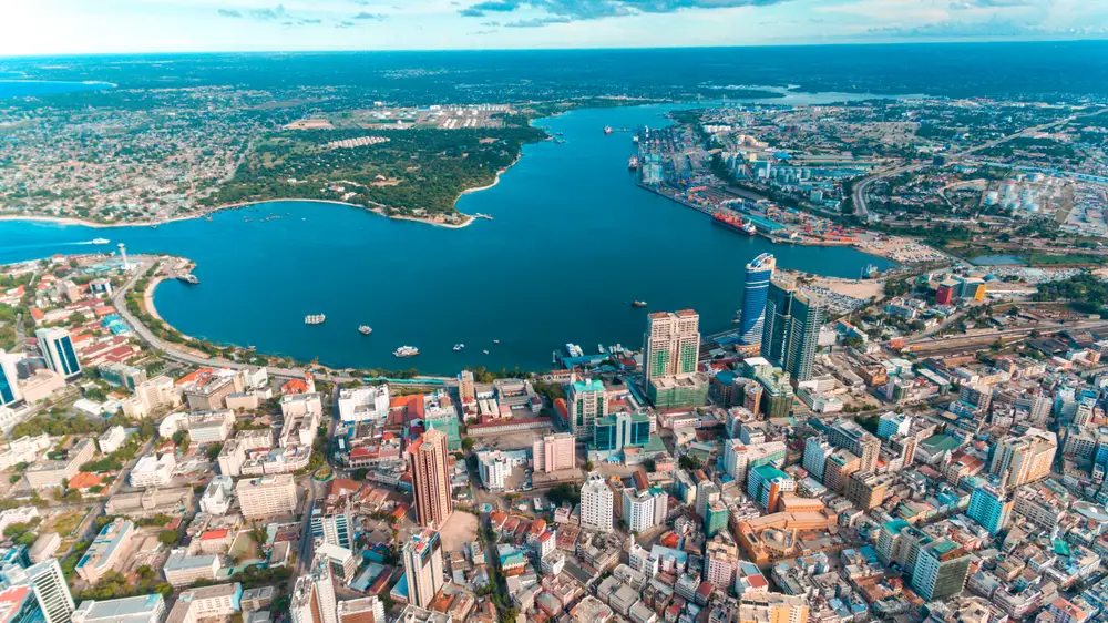 Αεροφωτογραφία μιας κατοικημένης πόλης κοντά στη θάλασσα όπου η μεγαλύτερη επιφάνεια της γης καλύπτεται με κατασκευές.