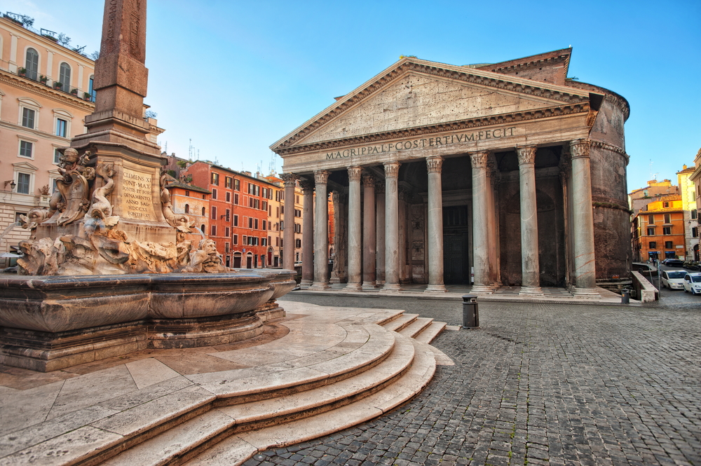 Άποψη του Πάνθεον στη Ρώμη, Ιταλία κοιτάζοντας τα κυρτά σκαλοπάτια και τους πέτρινους δρόμους για μια ευρωπαϊκή διαδρομή 2 εβδομάδων στις μεγάλες πόλεις