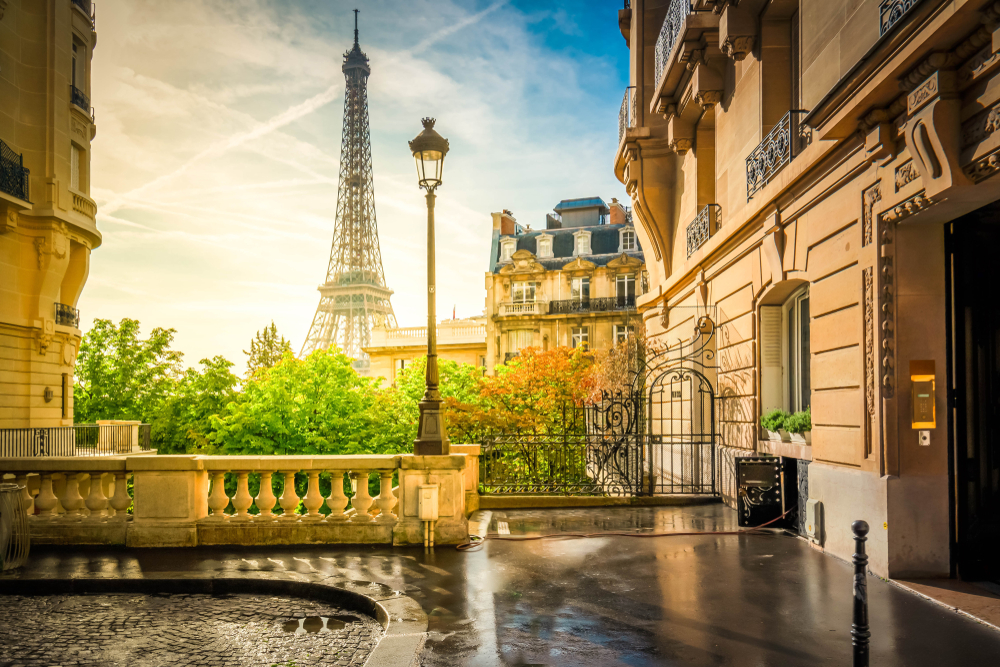 Θέα στο δρόμο του Παρισιού κατά τη διάρκεια της Χρυσής Ώρας με τον Πύργο του Άιφελ σε απόσταση για ένα δρομολόγιο Ευρώπης 2 εβδομάδων, παράδειγμα προς Ρώμη, Παρίσι και Λονδίνο