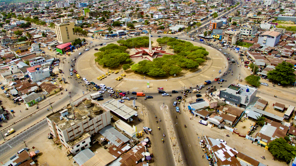 Αεροφωτογραφία σε έναν κυκλικό κόμβο στη μέση μιας πόλης όπου ένας κήπος και ένας πύργος μπορούν να φανούν στο κέντρο της.