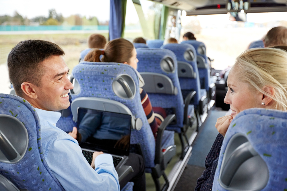 Δύο άτομα που μιλούν ενώ βρίσκεστε σε ένα ταξίδι με λεωφορείο. 