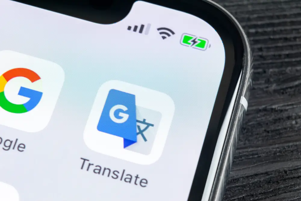 Μια εφαρμογή Google Translate ορατή στην οθόνη του iPhone. 