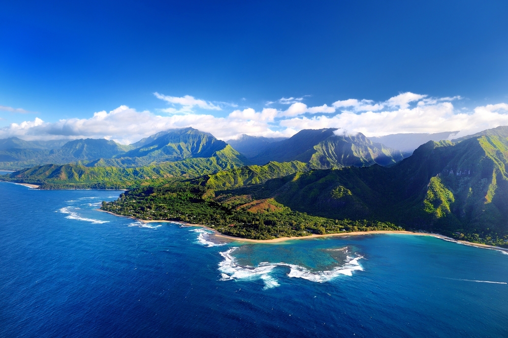 Μια ιδέα για το πόσοι άνθρωποι ζουν στη Χαβάη (Kauai) με μια εναέρια θέα της απόκρημνης ερημιάς και των βουνών κατά μήκος της ακτής ενός από τα λιγότερο κατοικημένα νησιά της αλυσίδας