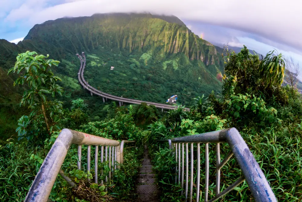 The Stairway to Heaven στο Oahu της Χαβάης με θέα που κατηφορίζει τα σκαλιά σε καταπράσινα βουνά και κοιλάδες για έναν οδηγό που απαντά πόσοι άνθρωποι ζουν στη Χαβάη