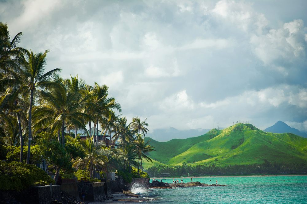 Η παραλία Lanikai στο Oahu με τα βουνά σε απόσταση δείχνει το είδος της γης που αγόρασαν οι ξένοι πριν η Χαβάη γίνει πολιτεία το 1959