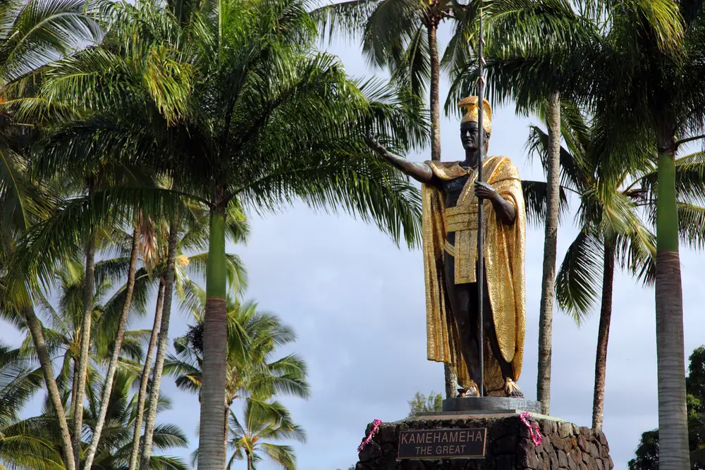 Το άγαλμα του Βασιλιά Kamehameha the Great στέκεται στο Big Island για να κατανοήσουν οι άνθρωποι σήμερα την απάντηση στο πότε η Χαβάη έγινε πολιτεία με λεπτομέρειες σχετικά με την κυριαρχία του μονάρχη πριν από την πολιτεία