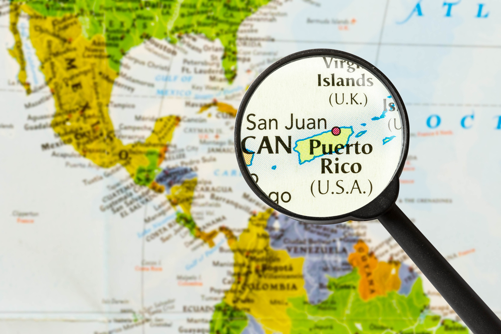 Το νησί του Πουέρτο Ρίκο μεγεθύνεται σε χάρτη με χρήση φακού.