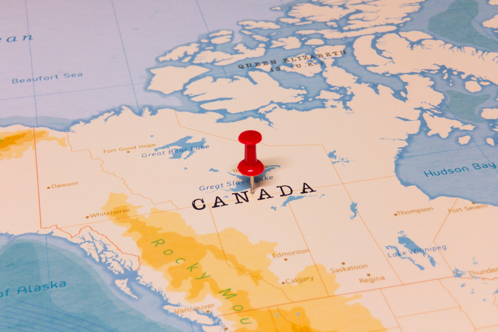 Μια κόκκινη καρφίτσα καρφιτσωμένη σε έναν χάρτη του Καναδά.