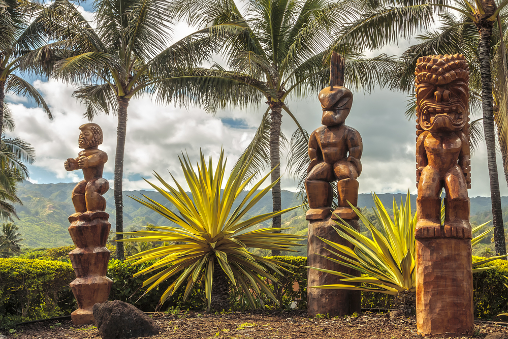 Ξύλινα αγάλματα tiki σε πολυνησιακό στιλ στέκονται στο νησί Oahu για έναν οδηγό που περιγράφει λεπτομερώς πότε η Χαβάη έγινε πολιτεία