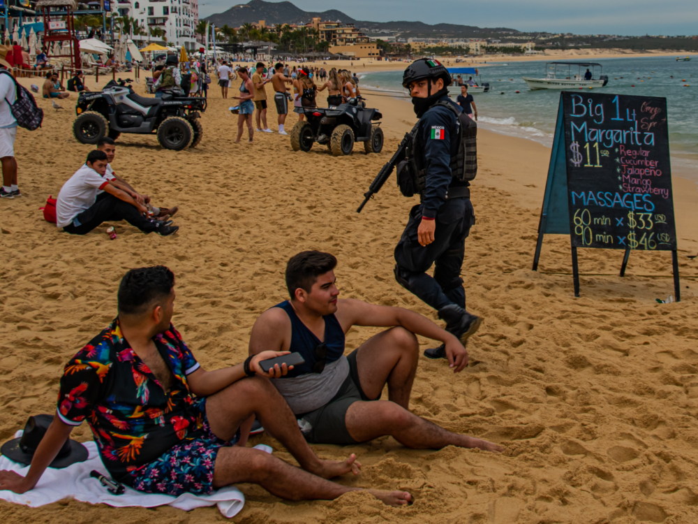 Η εικόνα ενός οπλισμένου φρουρού για ένα κομμάτι είναι το Cabo San Lucas Safe
