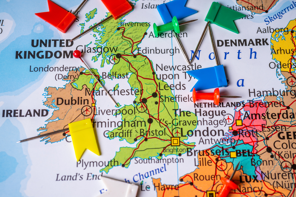 Καρφίτσες με πολύχρωμες κορυφές τοποθετημένες σε χάρτη του Ηνωμένου Βασιλείου. 