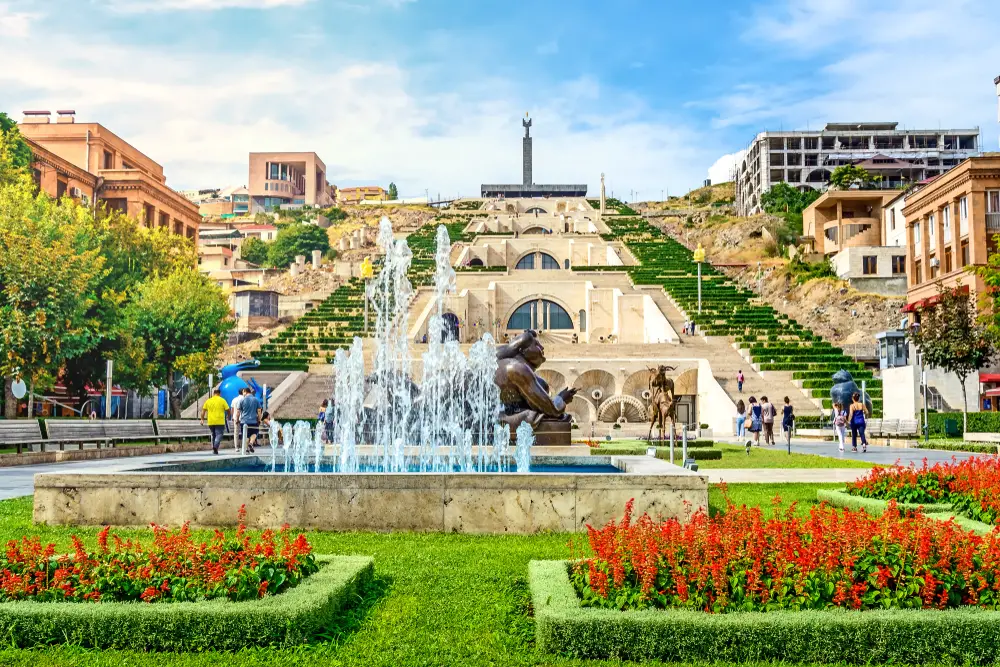 Για ένα κομμάτι σχετικά με το εάν η Αρμενία είναι ασφαλής για επίσκεψη, ένα σιντριβάνι και μια τεράστια σκάλα μπροστά από το άγαλμα στο Ερεβάν