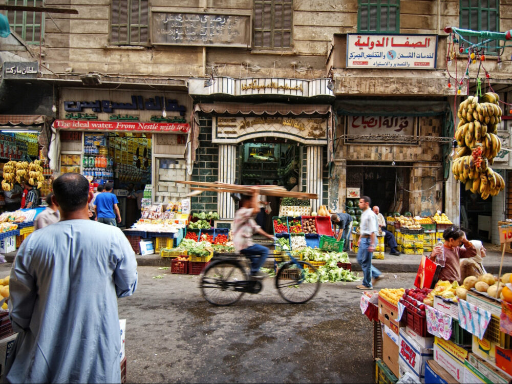 Κάιρο, ΑΙΓΥΠΤΟΣ - Μάιος 2015: Αποθηκεύστε φρούτα και λαχανικά σε έναν δρόμο στο Κάιρο για ένα κομμάτι με τίτλο Είναι η Αίγυπτος ασφαλής για επίσκεψη;