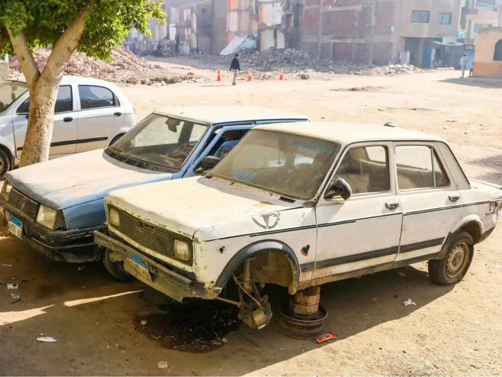 Το αποσυναρμολογημένο αυτοκίνητο σε τετράγωνα στο δρόμο για ένα τμήμα είναι ασφαλές στην Αίγυπτο και πώς να αποφύγετε τις κακές γειτονιές
