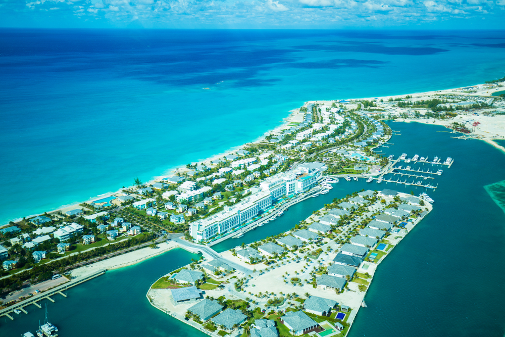 Αεροφωτογραφία ενός νησιού με καλά οργανωμένη κατασκευή των κτιρίων του, και φιλόξενα γαλάζια νερά. 