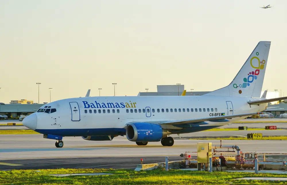 Ένα αεροπλάνο με μια σήμανση Bahamasair σε ένα αεροδρόμιο κατά τη διάρκεια του ηλιοβασιλέματος. 