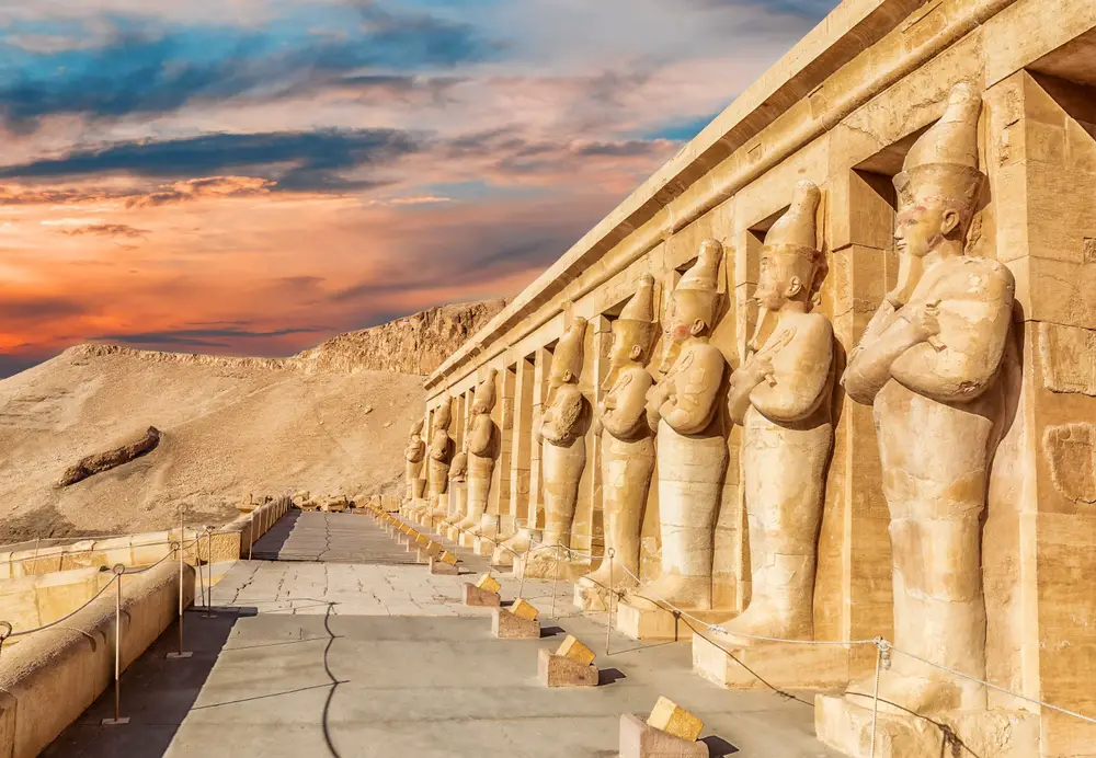 Για έναν οδηγό με τίτλο Is Egypt Safe to Visit, ορισμένες στήλες βρίσκονται όρθιες έξω από το ναό του Hatshepsut
